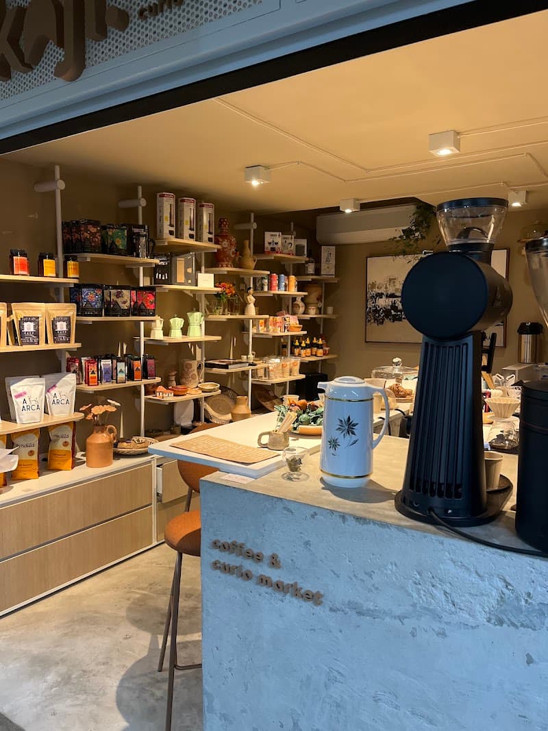 Kaji coffee & curio market